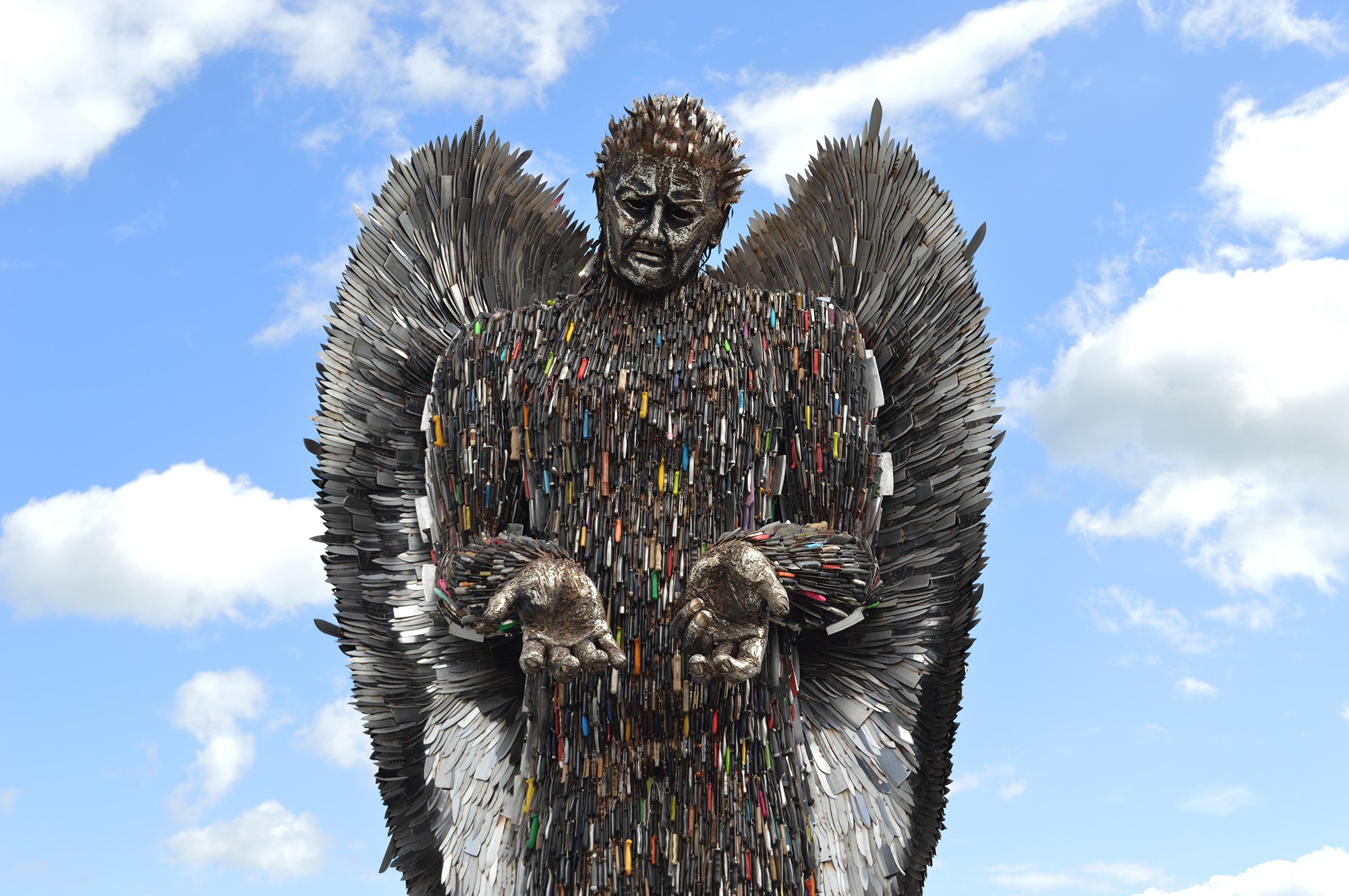 Ножиков памятник. Knife Angel - скульптура из 100.000 конфискованных полицией Англии. Ангел из ножей, Великобритания. Ангел из ножей в Британии. Альфи Брэдли.